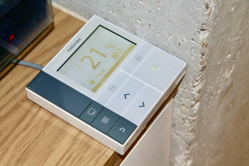 Télécomande d'une climatisation réversible Toshiba dans un logement à Lyon